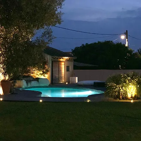 Dependance De 40m2 Avec Piscine A *