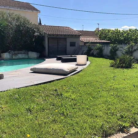 Dependance De 40m2 Avec Piscine A Guest house Arles